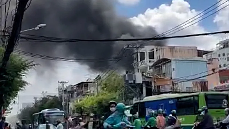 Cháy kho hàng chứa đồ nhựa ở TPHCM 
