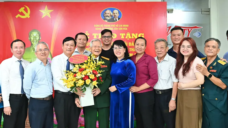 Chủ tịch HĐND TPHCM trao Huy hiệu 80 năm tuổi Đảng đến đồng chí Nguyễn Văn Thái