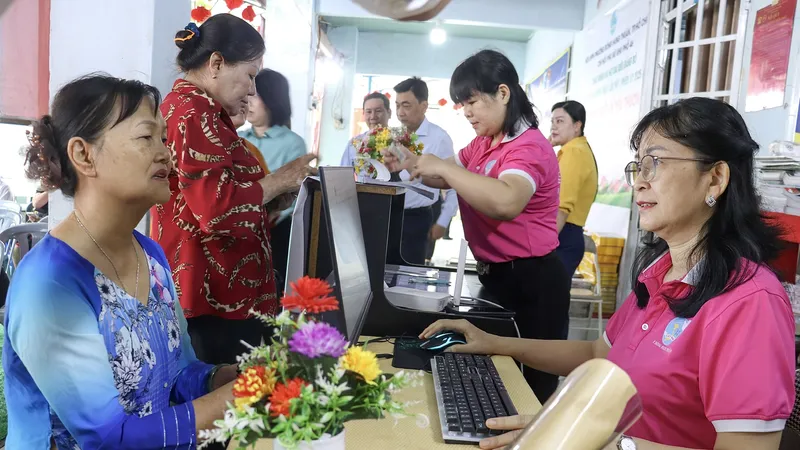 Phường Đông Hưng Thuận: Hỗ trợ dịch vụ công ngay tại địa bàn dân cư
