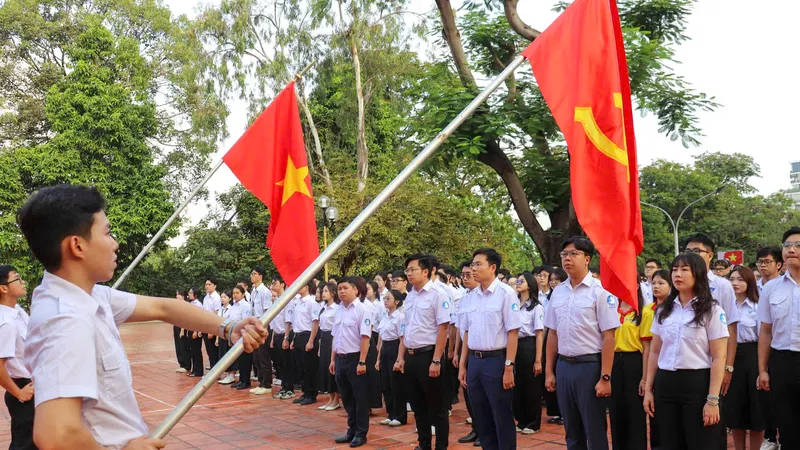 Sinh viên TPHCM chào cờ chào mừng Đại hội XIV của Đảng 