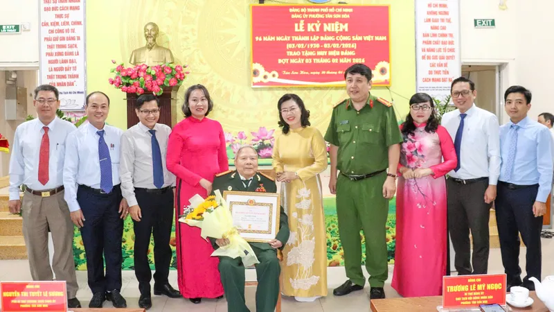 Phường Tân Sơn Hòa và phường Tân Sơn Nhất trao Huy hiệu Đảng đợt 3-2
