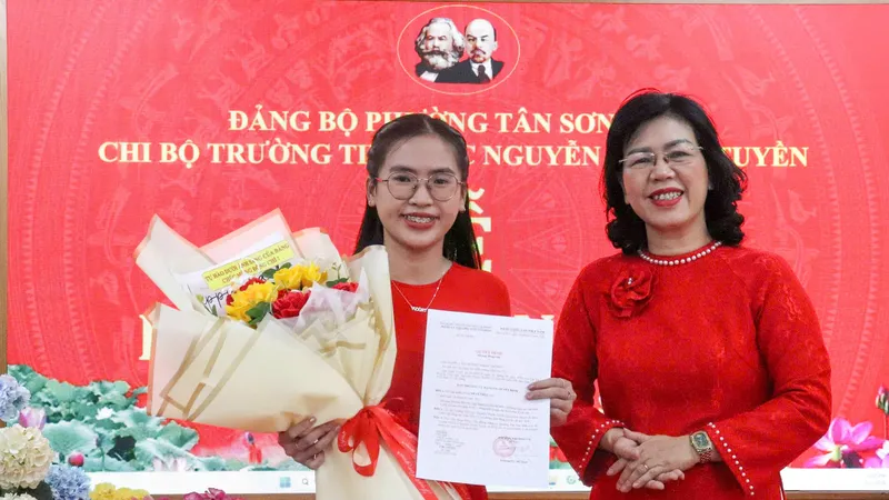 Đồng chí Trương Lê Mỹ Ngọc, Bí thư Đảng ủy phường Tân Sơn Hòa, trao Quyết định kết nạp đảng viên mới Trần Trúc Vy