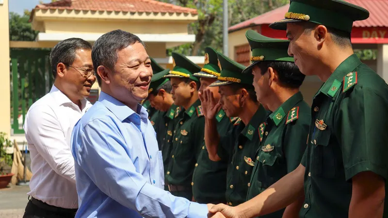 Trưởng Ban Tuyên giáo và Dân vận Thành ủy TPHCM thăm, chúc tết các cá nhân, đơn vị 