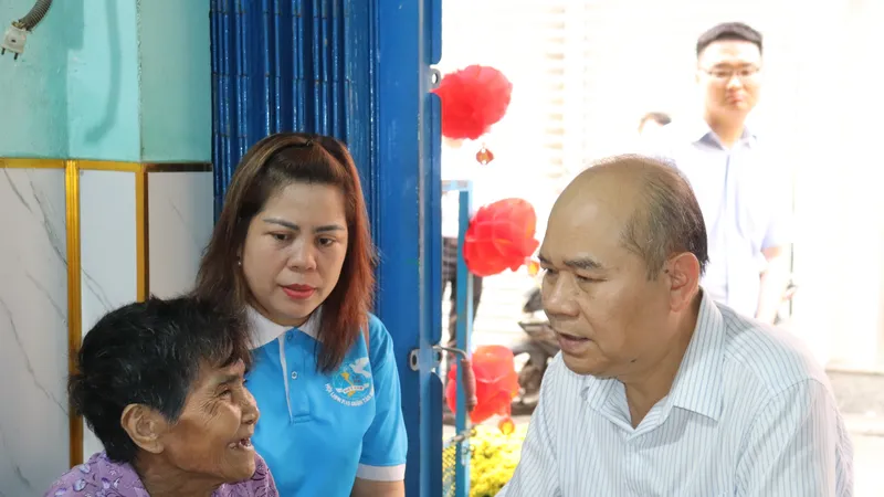 Phó Chủ tịch UBND TPHCM Trần Văn Bảy thăm, tặng quà người có công, hộ dân khó khăn