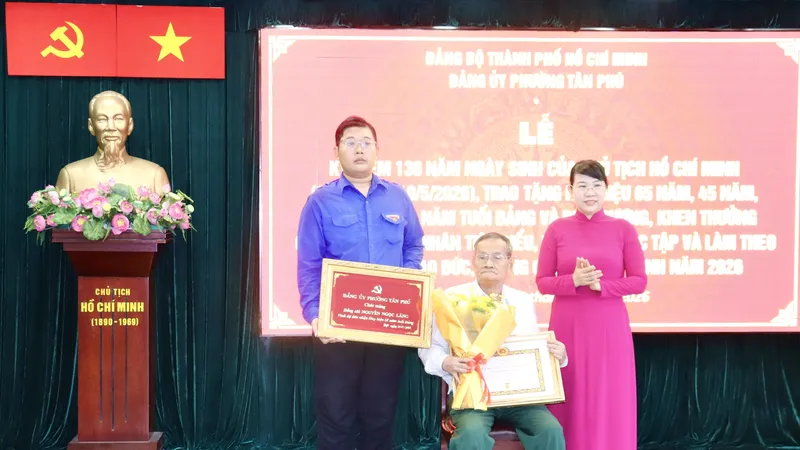 Trao tặng Huy hiệu Đảng đến 9 đảng viên phường Tân Phú 