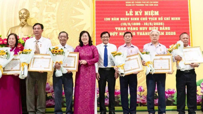 Phường Tân Sơn Hòa trao Huy hiệu Đảng đến các đảng viên 