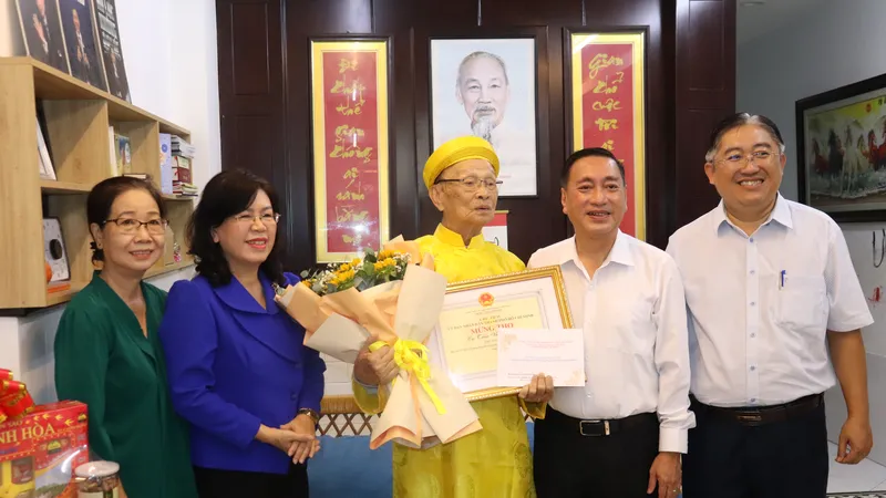 Trưởng Ban Tổ chức Thành ủy TPHCM thăm, chúc thọ người cao tuổi tiêu biểu