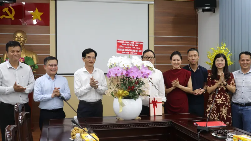 Chủ nhiệm Ủy ban Kiểm tra Thành ủy TPHCM thăm, chúc mừng các cơ quan báo chí 