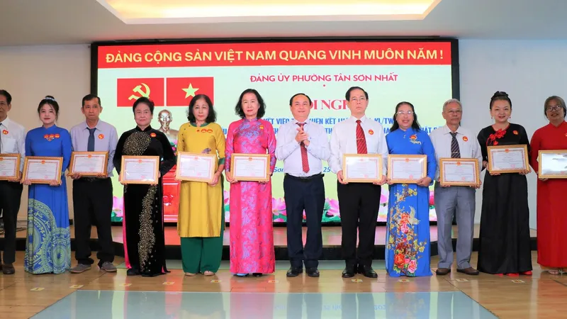 Phường Tân Sơn Nhất tuyên dương gương điển hình học và làm theo Bác