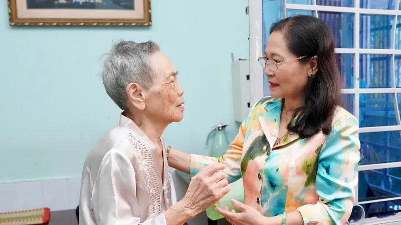 Chủ tịch HĐND TPHCM Nguyễn Thị Lệ thăm, chúc thọ người cao tuổi tiêu biểu