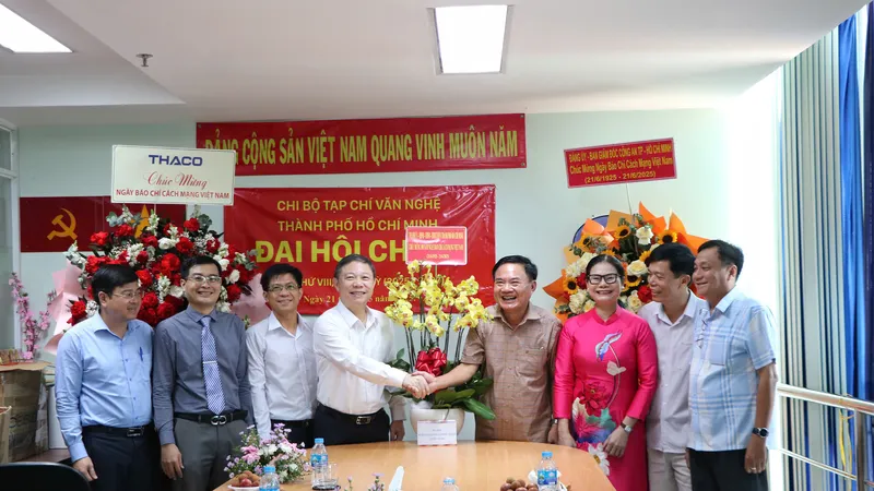 Đoàn đại biểu TPHCM thăm chúc mừng cơ quan báo chí 