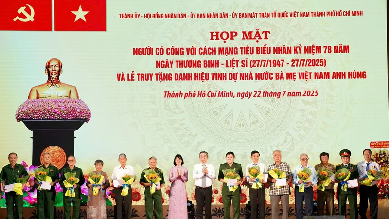 Lãnh đạo TPHCM trao các phần quà tri ân đến anh hùng liệt sĩ, người có công tiêu biểu, thương binh và gia đình chính sách