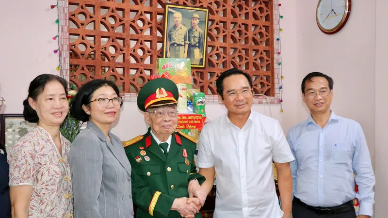 Chủ tịch UBND TPHCM thăm hỏi, tặng quà các đồng chí thương bệnh binh, người có công