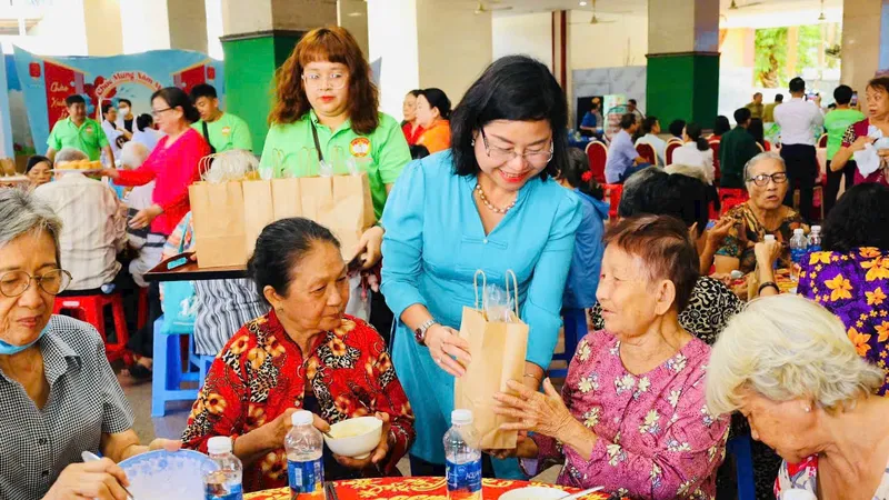 Người dân phường Bình Thới phấn khởi tham gia ngày hội đoàn kết 