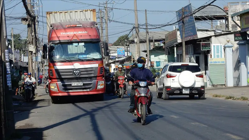 Người dân lo lắng tai nạn rình rập khi lưu thông trên đường Nguyễn Duy Trinh (TP Thủ Đức)