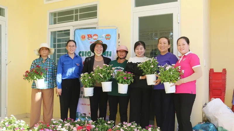 Giữ màu xanh từ những bàn tay dân biển 