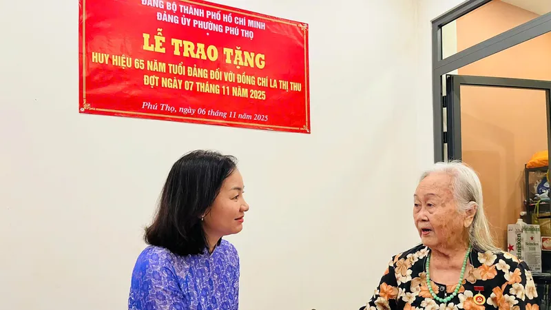 Phường Phú Thọ (TPHCM): Trao Huy hiệu Đảng cho 12 đảng viên tiêu biểu