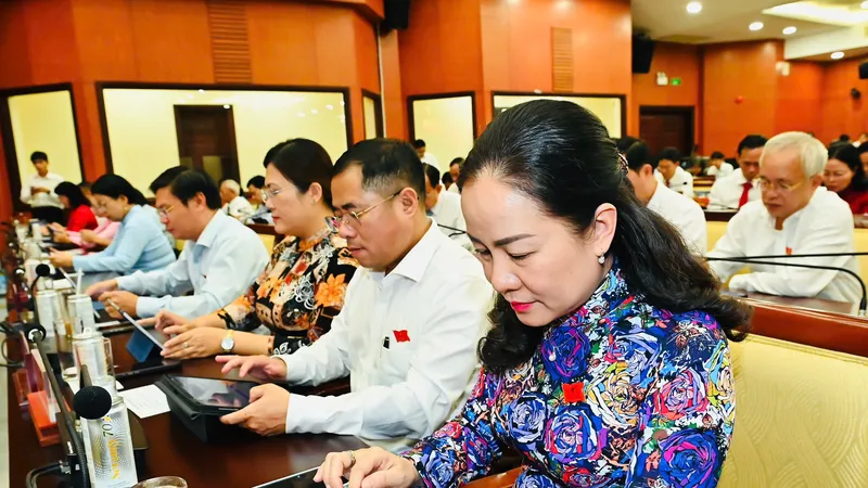 Thông qua 53 nghị quyết, tạo trục phát triển của TPHCM