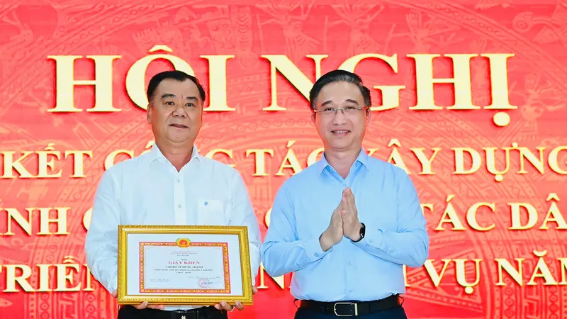 Đồng chí Đặng Minh Thông, Phó Bí thư Thành uỷ TPHCM trao khen thưởng