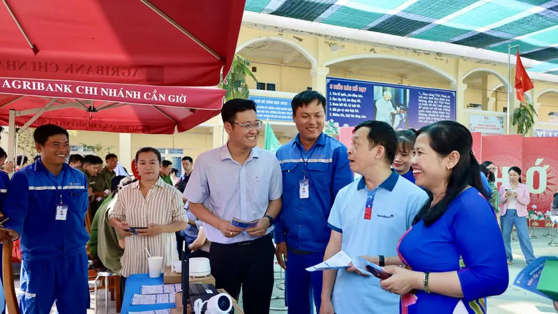 Xã An Thới Đông: Người dân vùng ven biển nhộn nhịp với các gian hàng chuyển đổi số