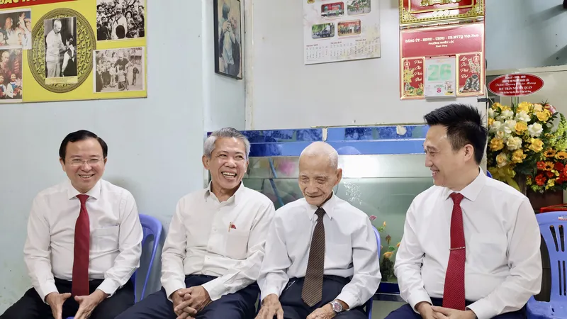 Phó Bí thư Thành ủy TPHCM Đặng Minh Thông trao Huy hiệu 70 năm tuổi Đảng