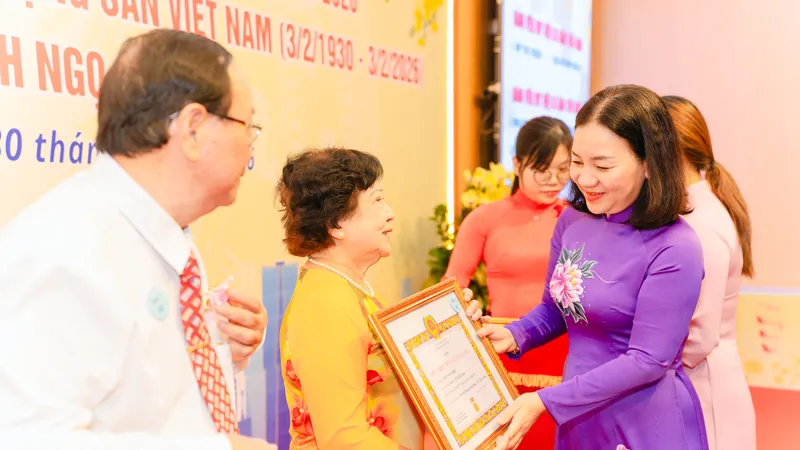 Trao Huy hiệu Đảng đến các đảng viên 