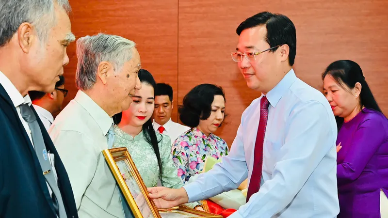 23 Đảng viên được nhân Huy hiệu Đảng đợt 3-2. Ảnh: VIỆT DŨNG