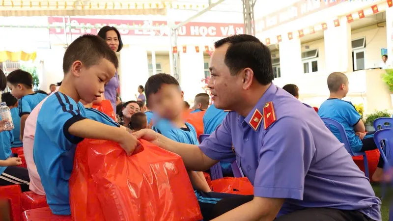 Viện trưởng VKSND TPHCM trao quà tết cho trẻ em khó khăn, hộ cận nghèo 