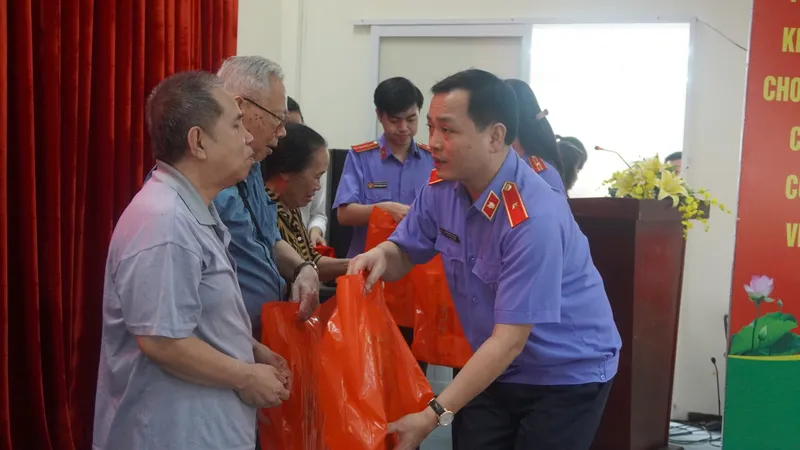 Tặng quà tết người có công và trẻ em tại phường Tân Thuận 