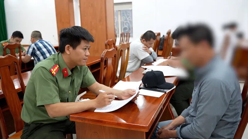 Công an TPHCM vừa tiếp nhận 34 người bị phía Hoa Kỳ trục xuất. Ảnh: CA