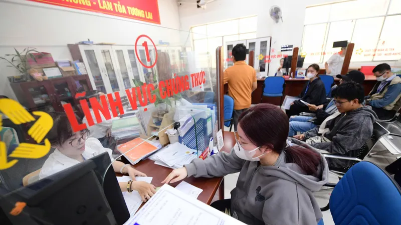 Người dân đến làm thủ tục chứng thực tại phường Đức Nhuận, TPHCM