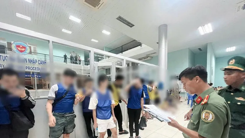 TPHCM tiếp nhận 13 công dân bị Campuchia trục xuất vì liên quan lừa đảo trực tuyến
