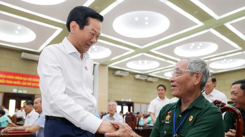 Đại biểu Đỗ Thanh Bình, Uỷ viên Trung ương Đảng, Bộ trưởng Bộ Nội vụ, Phó trưởng Ban Tổ chức Trung ương gặp mặt trò chuyện cùng cử tri. Ảnh: B.A.