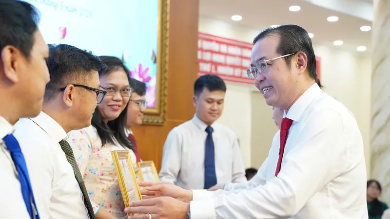 Phường Diên Hồng tuyên dương gương tiêu biểu trong học tập và làm theo Bác
