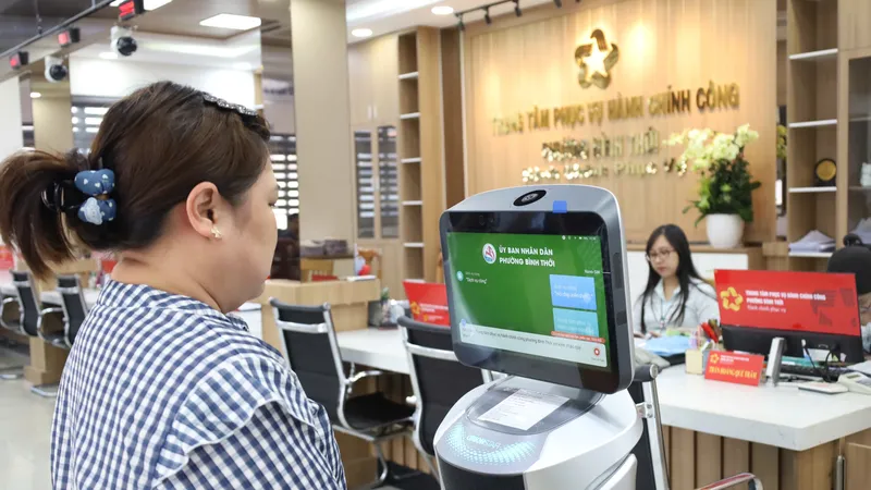 Bộ phận một cửa phường Bình Thới đưa vào sử dụng Robot AI đa năng