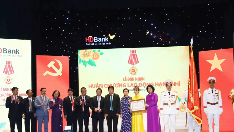đồng chí Đặng Thị Ngọc Thịnh, Phó Chủ tịch nước CHXHCN Việt Nam trao Huân Chương Lao động hạng nhì cho HDBank 