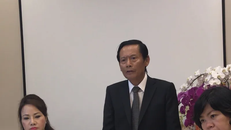 Bà Chu Thị Bình (bên trái) mời 2 luật sư Phan Trung Hoài và Đinh Ánh Tuyết tư vấn, hỗ trợ mặt pháp lý, bảo vệ quyền và lợi ích hợp pháp cho mình