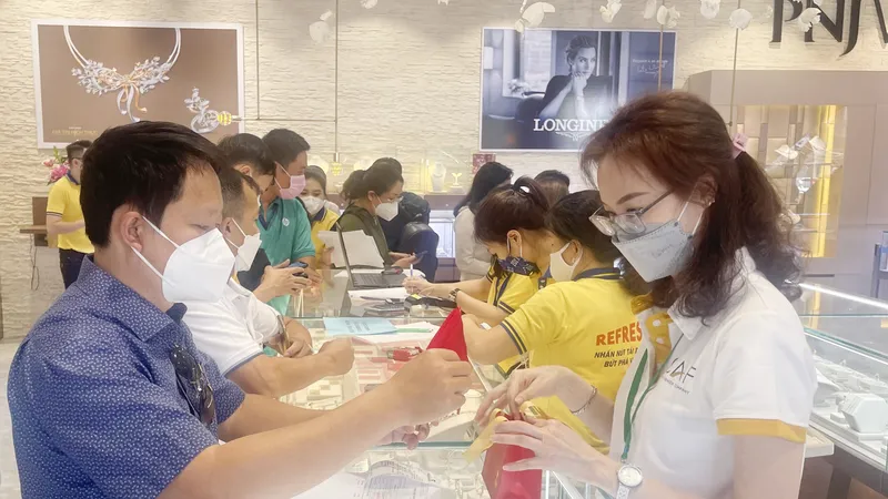 Khách hàng mua vàng trang sức tại PNJ. Ảnh: NHUNG NGUYỄN