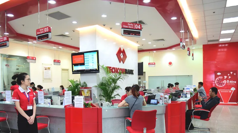 Khách hàng giao dịch tại ngân hàng 