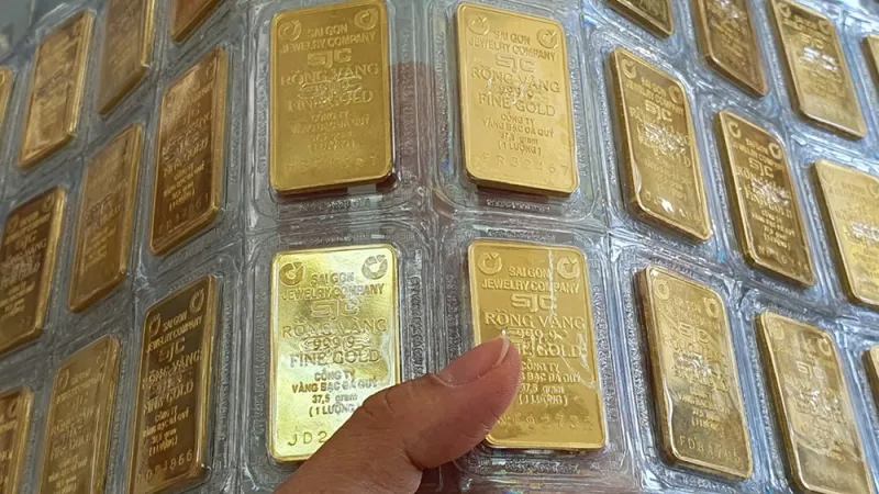 Vàng SJC giảm xuống dưới 70 triệu đồng/lượng