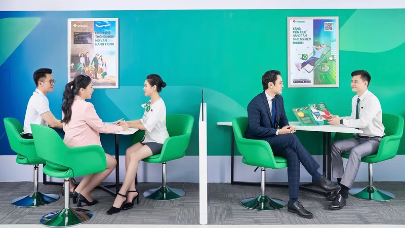 Nhân viên ngân hàng cung cấp thông tin đầy đủ cho người gửi tiền 