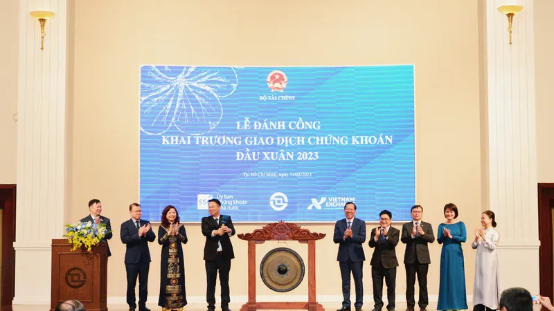 Chủ tịch UBND TPHCM Phan Văn Mãi tham dự Lễ đánh cồng khai trương giao dịch chứng khoán đầu xuân 2023. Ảnh: HẠNH NHUNG