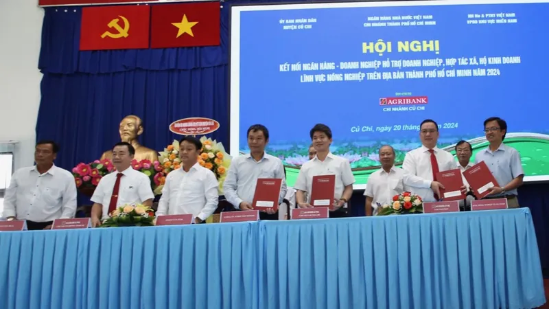 Đại diện Agribank ký kết cho doanh nghiệp tại huyện Củ Chi vay, sáng 20-3