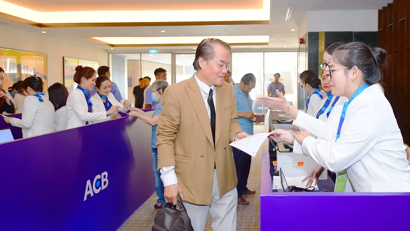 Các cổ đông bỏ phiếu thông qua các kế hoạch của ACB tại ĐHĐCĐ 2024