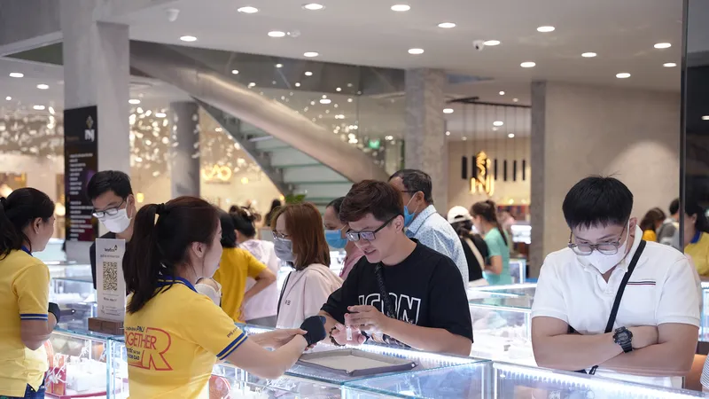 Giá vàng trong nước tiếp tục leo thang