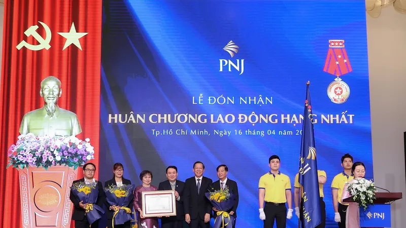Công ty cổ phần Vàng bạc Đá quý Phú Nhuận (PNJ) đón nhận Huân chương lao động hạng Nhất