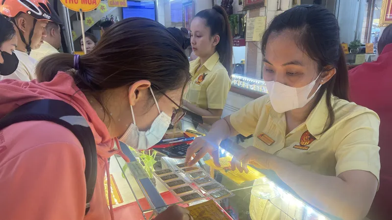 Vàng SJC nhảy múa chóng mặt 