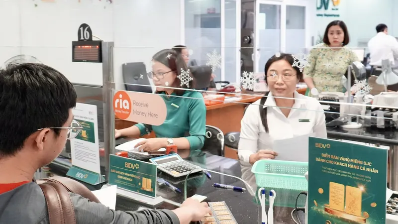 Khách hàng mua vàng tại Ngân hàng BIDV chi nhánh TPHCM. Ảnh: HOÀNG HÙNG