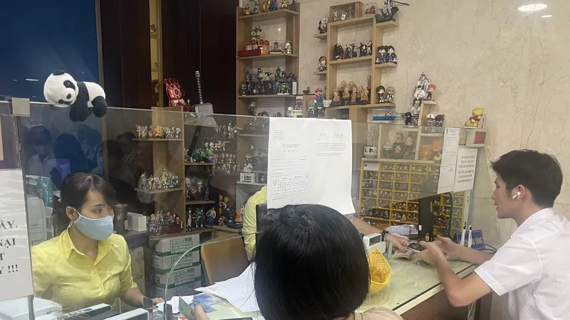 Người dân mua vàng tại trụ sở SJC TPHCM 