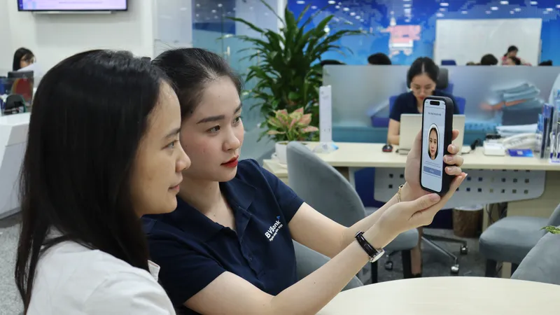 Nhân viên BVBank hỗ trợ khách hàng xác thực sinh trắc học 